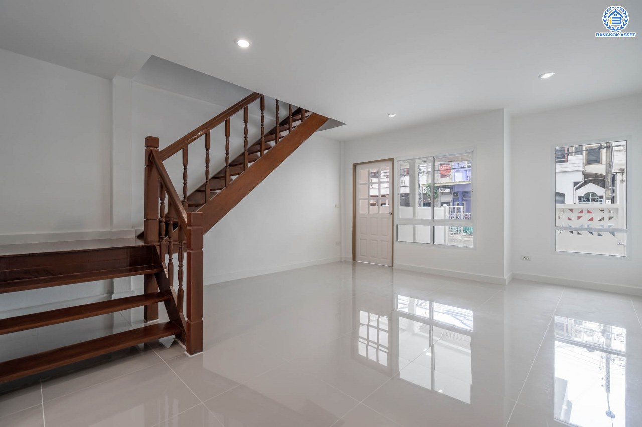 บ้านมือสองตกแต่งใหม่ ดีไซน์สวย ม.101การ์เด้นวิลล์ ลาดพร้าว เนื้อที่ 18 ตร.ว. ฟังก์ชัน 3 ห้องนอน 2 ห้องน้ำ จอดรถได้ 1 คัน รองรับทุกกิจกรรม บนทำเลเชื่อมต่อหลายเส้นทาง อาทิ ถนนประเสริฐมนูกิจ, ถนนนวมินทร์ และถนนลาดพร้าว ใกล้จุดขึ้นทางด่วน "รามอินทรา"...